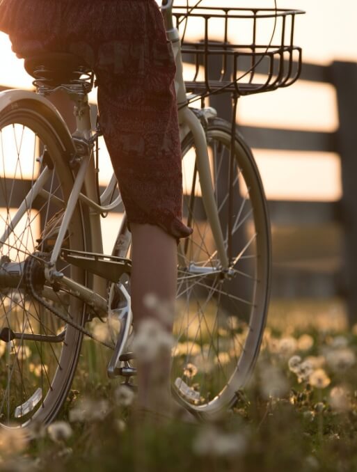 Fietser bij hek